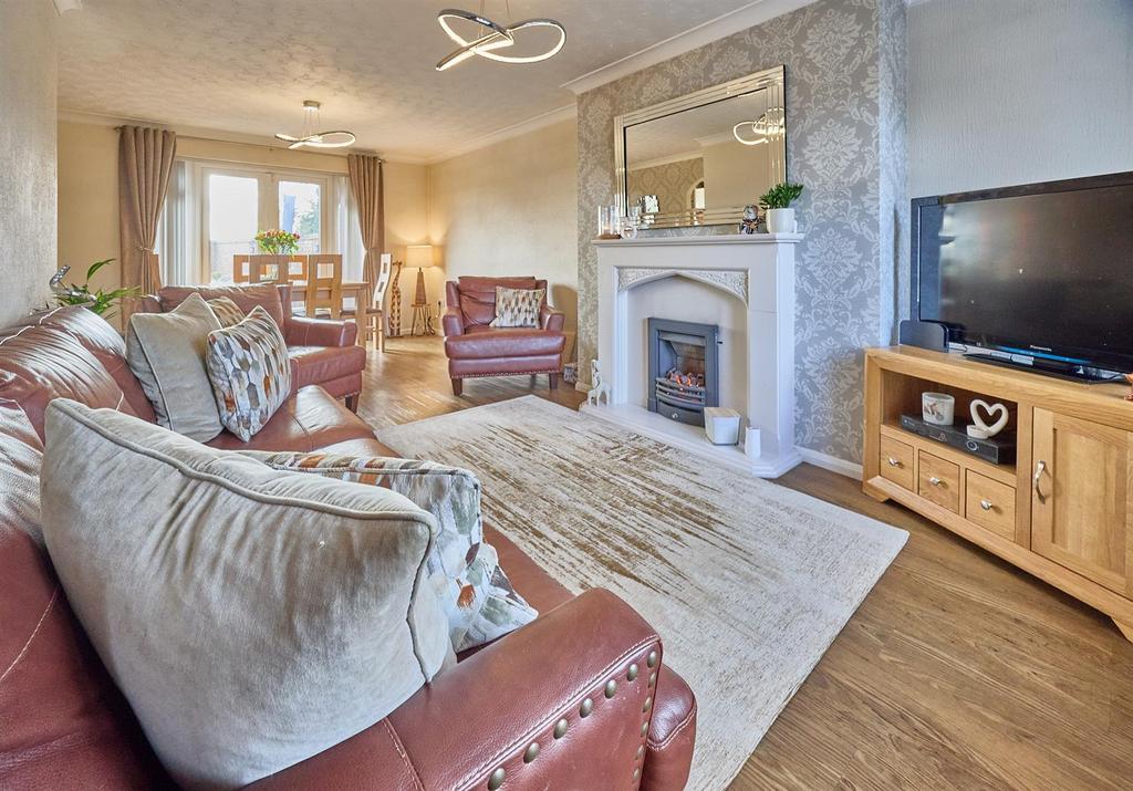 Lounge Area to Front