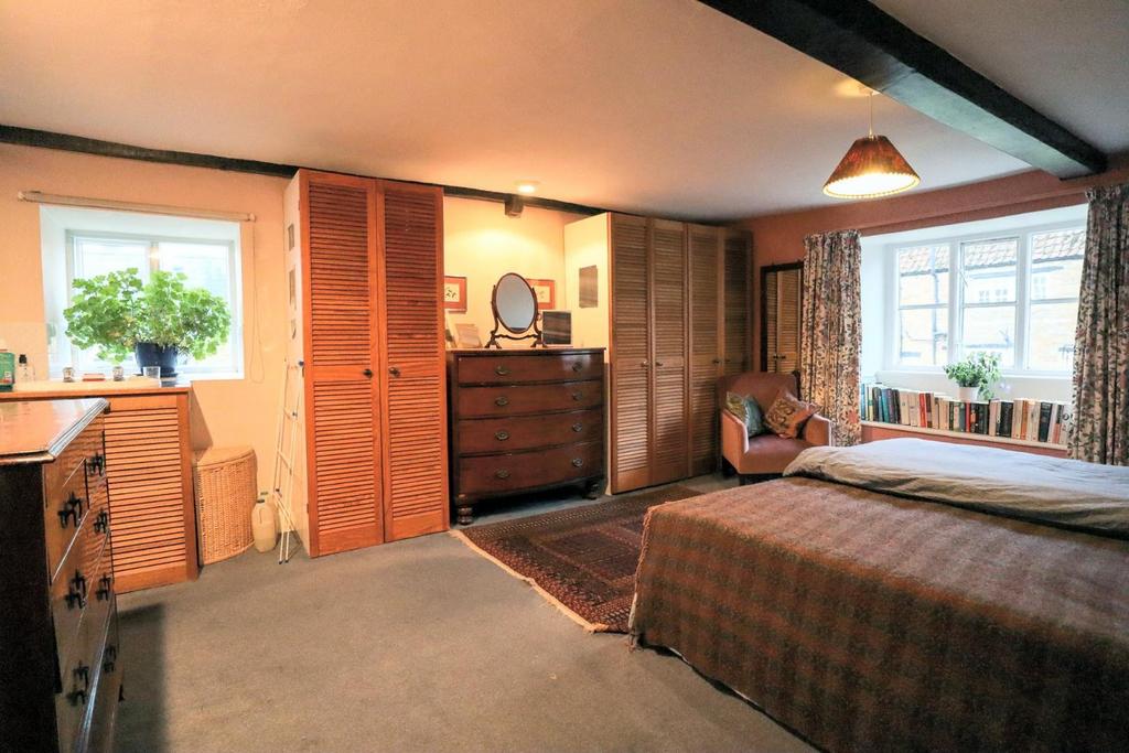 Bedroom 1 (2).jpg