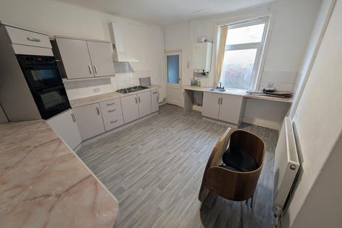 3 bedroom terraced house to rent, Hollingreave Road, Burnley