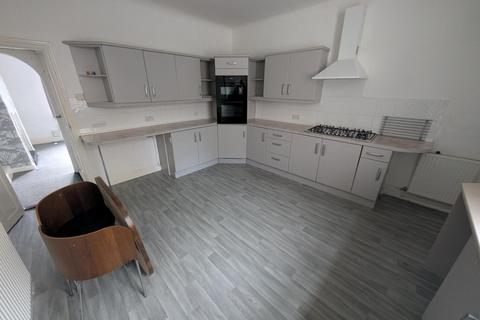3 bedroom terraced house to rent, Hollingreave Road, Burnley