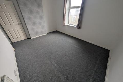 3 bedroom terraced house to rent, Hollingreave Road, Burnley