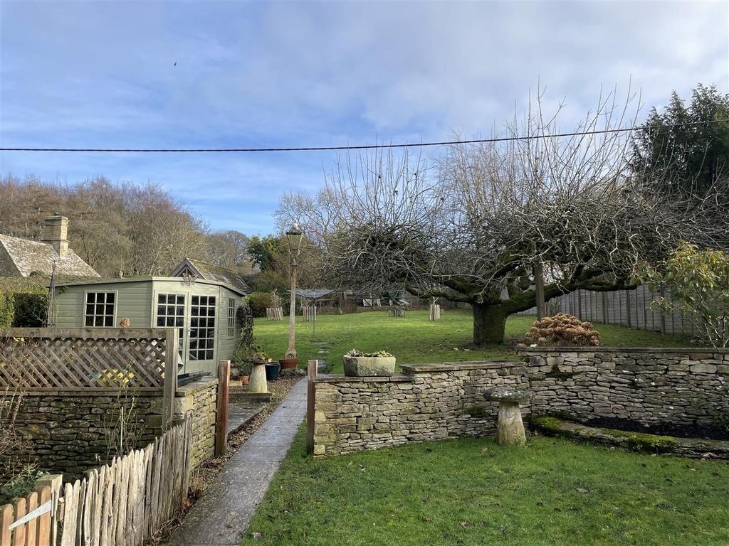 Garden and Summerhouse New.JPG