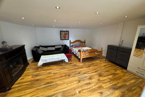 undefined, Hitherbroom Road, Hayes UB3