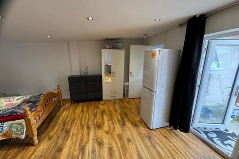 undefined, Hitherbroom Road, Hayes UB3