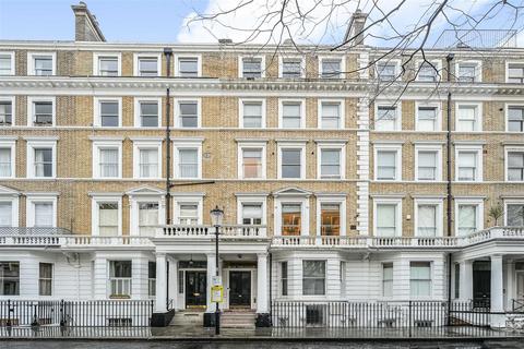 Studio to rent, Southwell Gardens, London SW7