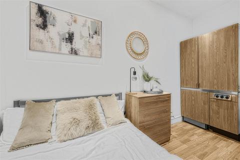 Studio to rent, Southwell Gardens, London SW7