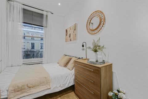 Studio to rent, Southwell Gardens, London SW7