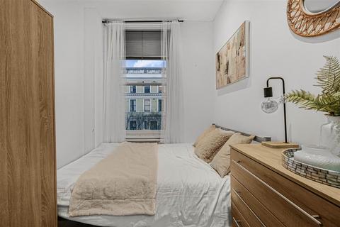 Studio to rent, Southwell Gardens, London SW7