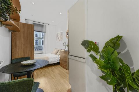 Studio to rent, Southwell Gardens, London SW7