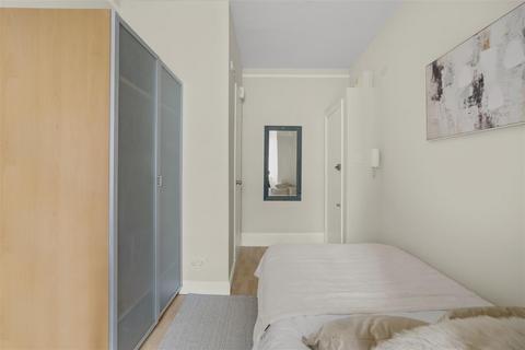 Studio to rent, St Georges Drive, London SW1V