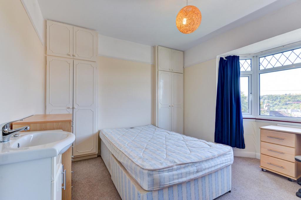 Bright, tidy single bedroom with built-in stora...