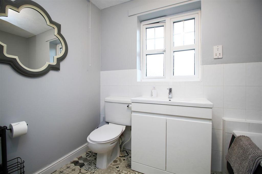 Main Bathroom..jpg