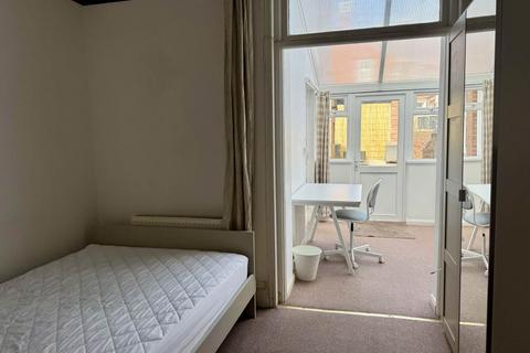 2 bedroom flat to rent, Pinhoe Road, Exeter EX4