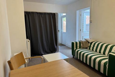 2 bedroom flat to rent, Pinhoe Road, Exeter EX4