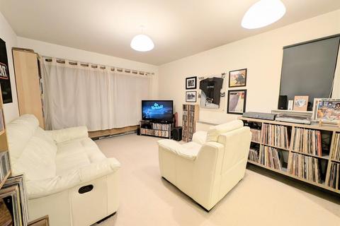 2 bedroom flat for sale, Holyhead Mews, Cippenham