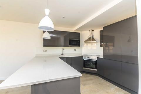 2 bedroom flat to rent, Clifton Walk, London W6