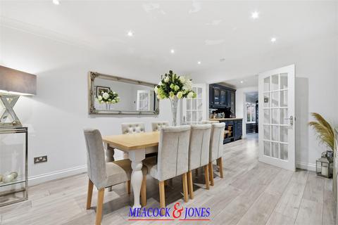 3 bedroom detached house for sale, Wendover Gardens, Brentwood