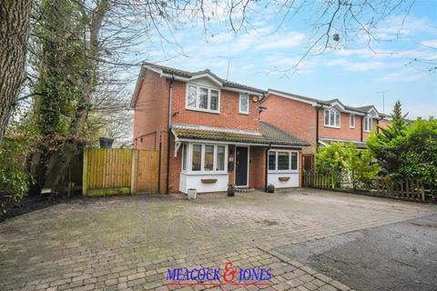 3 bedroom detached house for sale, Wendover Gardens, Brentwood