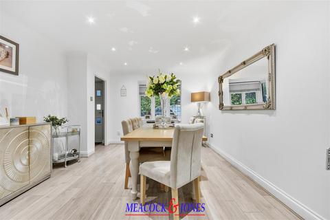 3 bedroom detached house for sale, Wendover Gardens, Brentwood