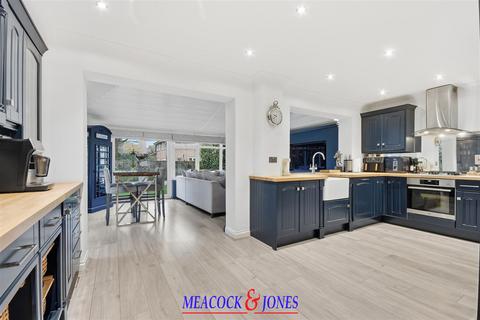 3 bedroom detached house for sale, Wendover Gardens, Brentwood