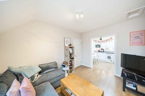 2 bedroom flat to rent, Balham Hill, London SW12