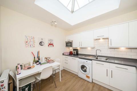 2 bedroom flat to rent, Balham Hill, London SW12