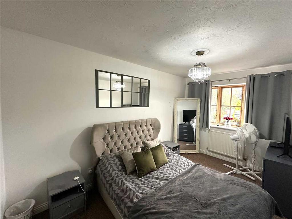 Front bedroom 1: