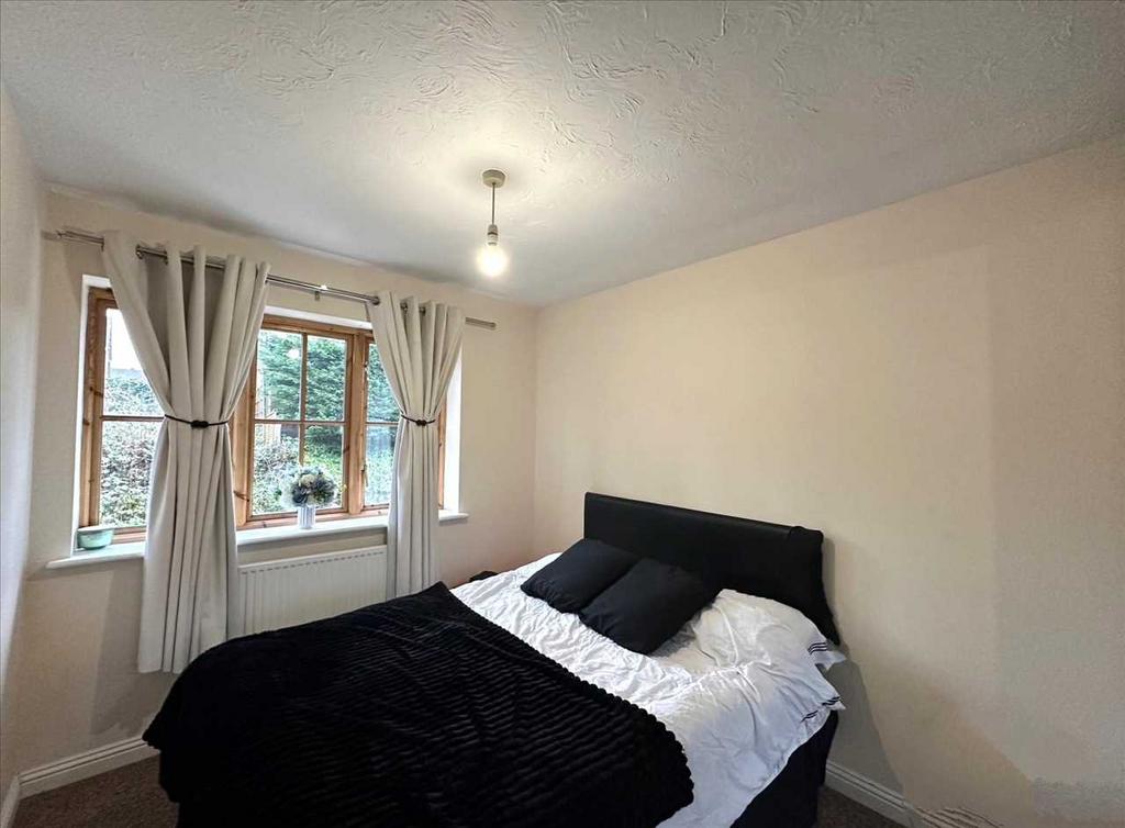 Rear bedroom 2: