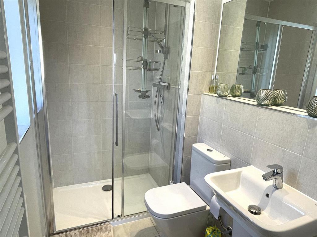 Ensuite shower room.JPG