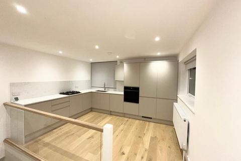 2 bedroom flat to rent, 44 Hill View Court, Woking GU22