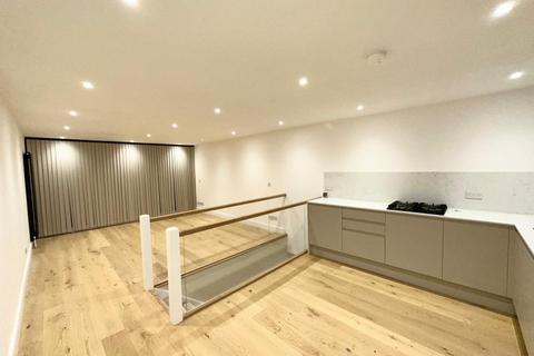 2 bedroom flat to rent, 44 Hill View Court, Woking GU22