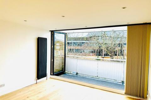 2 bedroom flat to rent, 44 Hill View Court, Woking GU22