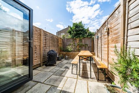 2 bedroom flat for sale, Fairlight Road, Tooting, London, SW17