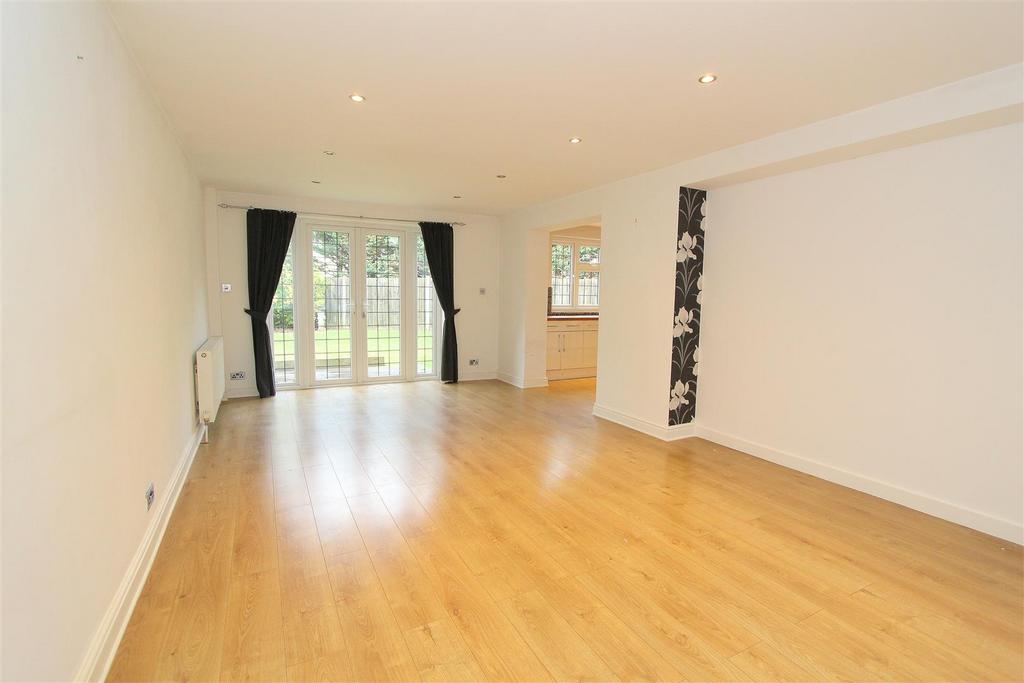 Family room b.JPG