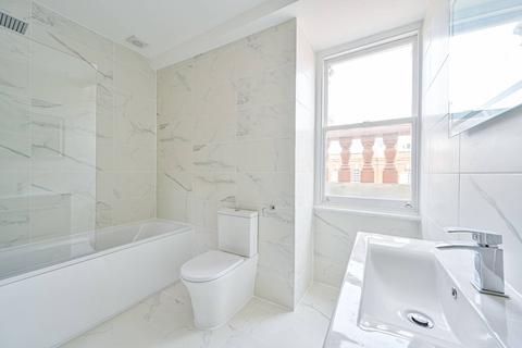 3 bedroom flat to rent, Electric Avenue, Brixton, London, SW9