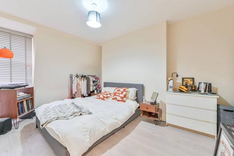 3 bedroom flat to rent, Electric Avenue, Brixton, London, SW9