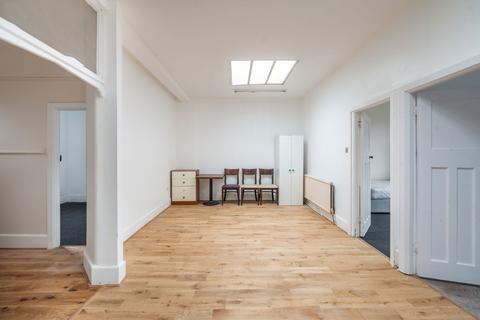3 bedroom apartment to rent, Church Street, Reigate, RH2