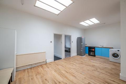 3 bedroom apartment to rent, Church Street, Reigate, RH2