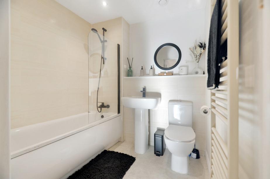 Bathroom (2).jpg