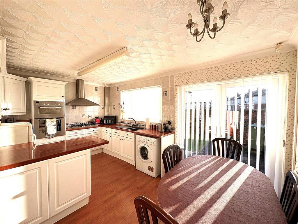 Kitchen 2.jpg