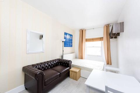 Studio to rent, Harrington Gardens, South Kensington, London, SW7
