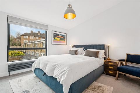 2 bedroom end of terrace house to rent, North Lodge Close, London, SW15
