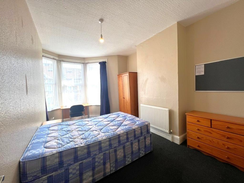 Bright double bedroom with a bay window and stu...