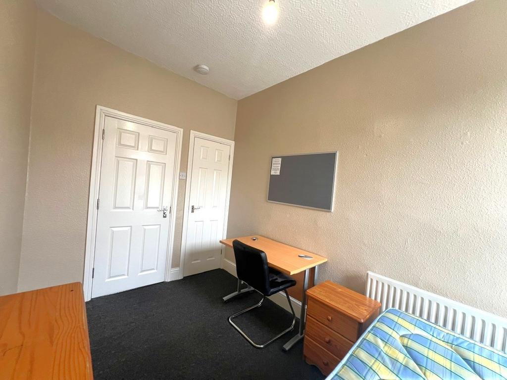 Neat single bedroom with a study desk, comforta...