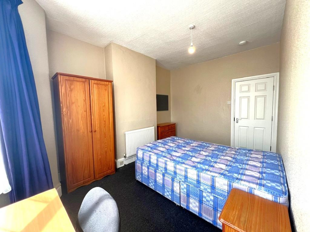 Bright, neatly presented single bedroom with a ...