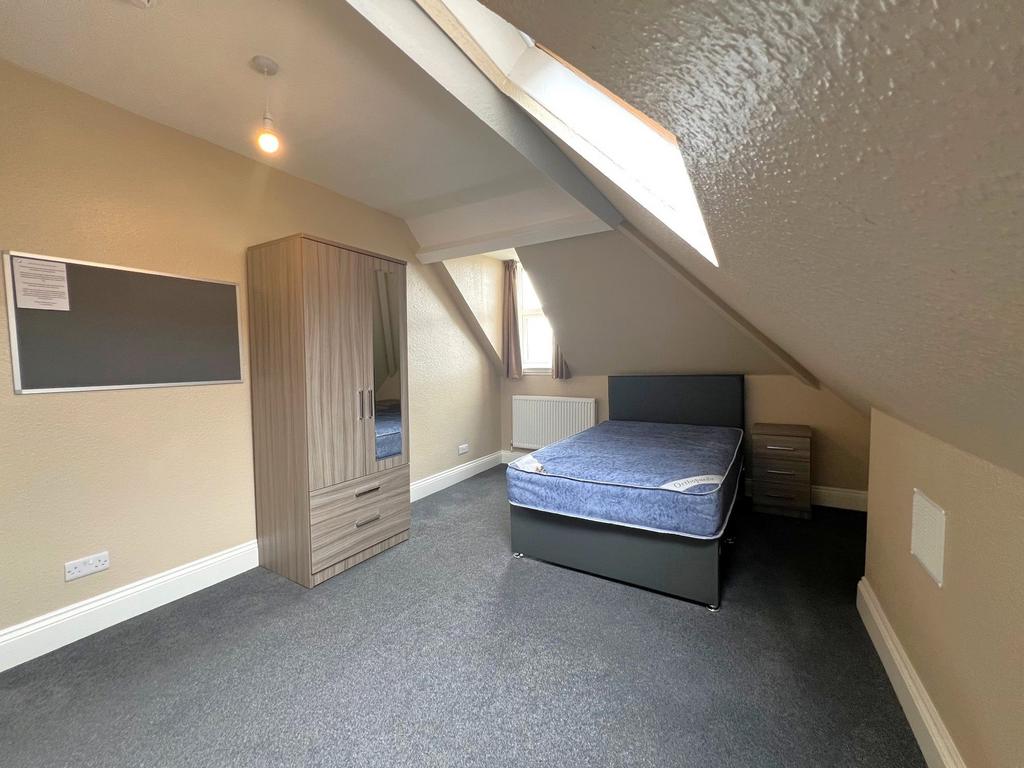 Bright attic double bedroom with a comfortable ...