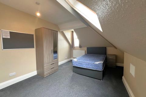 3 bedroom flat to rent, Walsingham Road, Bristol BS6