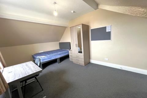 3 bedroom flat to rent, Walsingham Road, Bristol BS6