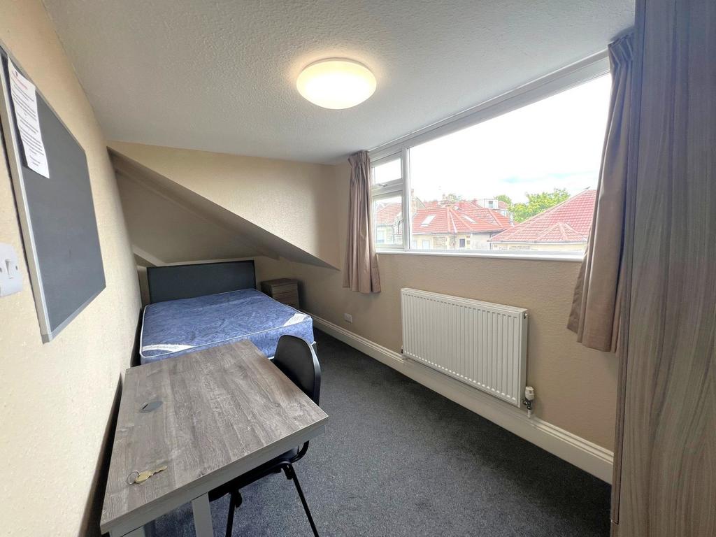 Bright, neatly presented attic bedroom with a l...