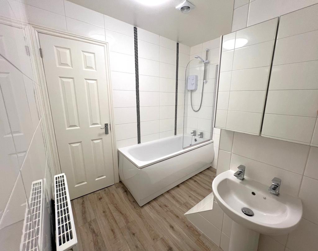 Bright, modern bathroom with a clean white suit...
